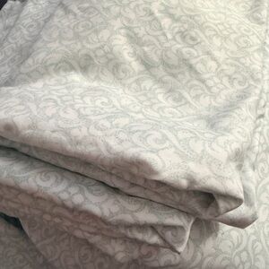 Soft Scroll Pattern pale green Cal King sheet set with 2 pillowcases